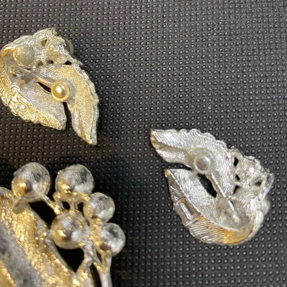 Sterling silver and faux pearl brooch and earring set - Picture 2 of 4